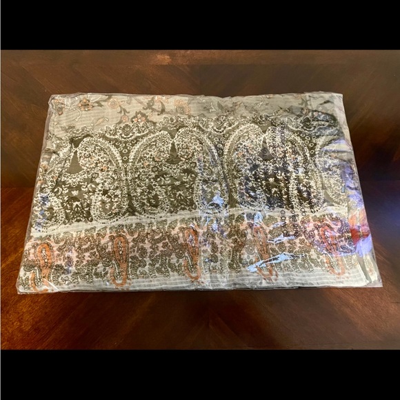 ✨NEW! Beautiful light-weight Infinity Scarf - Picture 2 of 4